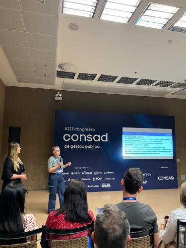 Dora Silvia Hackenberg apresentou o projeto desenvolvido no Arquivo Público do Paraná durante o XIII Congresso do CONSAD, destacando o trabalho de preservação histórica e gestão de documentos, e reforçando a importância desse acervo para a memória institucional e cultural do estado.