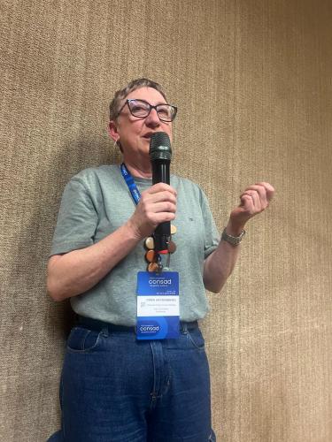 Dora Silvia Hackenberg apresentou o projeto desenvolvido no Arquivo Público do Paraná durante o XIII Congresso do CONSAD, destacando o trabalho de preservação histórica e gestão de documentos, e reforçando a importância desse acervo para a memória institucional e cultural do estado.