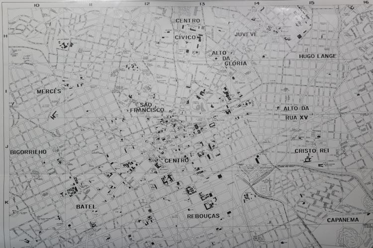 Mapa de Curitiba de 1958, que abrange os bairros, loteamentos e a zona suburbana da cidade.