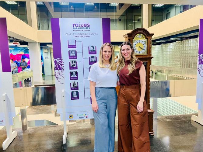 Na foto, a diretora do Arquivo Público, Kássia Cavalari Basso, e, ao seu lado direito, a artista plástica Karina Amadori.