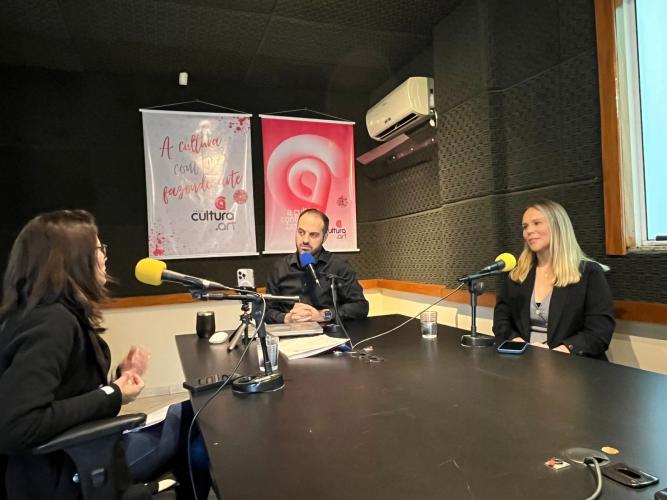 Kassia Cavalari Basso, diretora do Arquivo, e Aline Liz Mariana Ferreira,  coordenadora do setor de pesquisa, representaram o órgão na entrevista conduzida pelo jornalista João Eduardo Cruz.