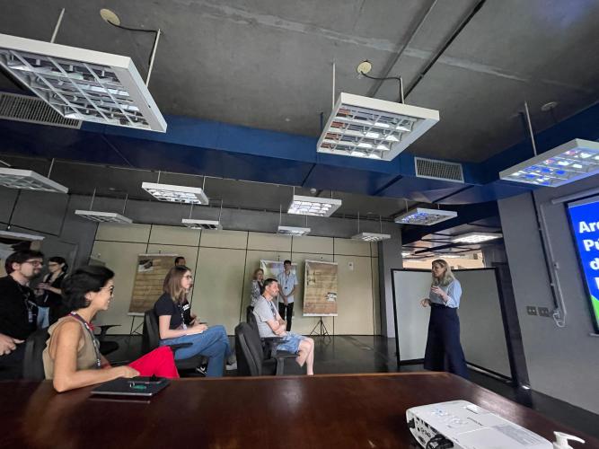 Kassia Cavalari Basso, a diretora do Arquivo Público, dá boas vindas aos estudantes.