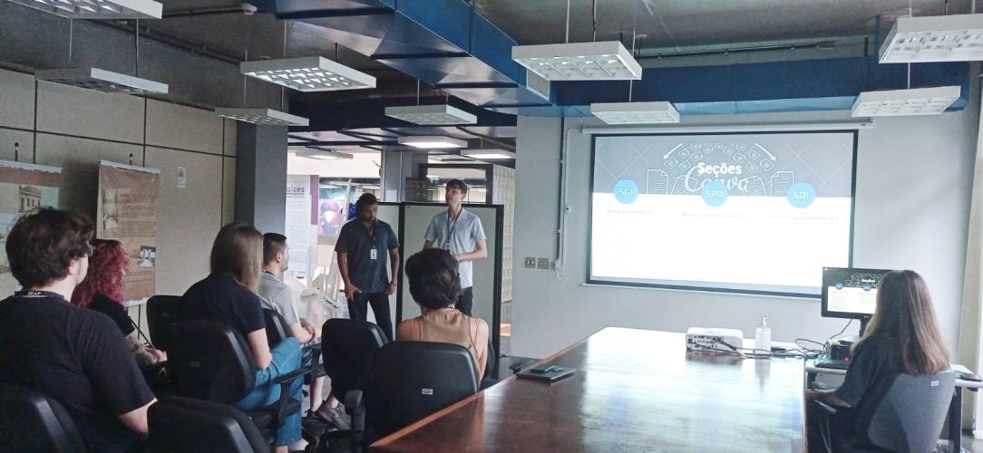 Caio Fernandes Monteiro e Roberto dos Santos Silva Filho, funcionários da Seção de Gestão da Informação, apresentaram um pouco do trabalho realizado em seu setor, destacando o Programa de Gestão Documental (PGD), a digitalização de documentos e o Manual de Gestão de Documentos do Estado do Paraná, elaborado pelo Arquivo Público do Estado.