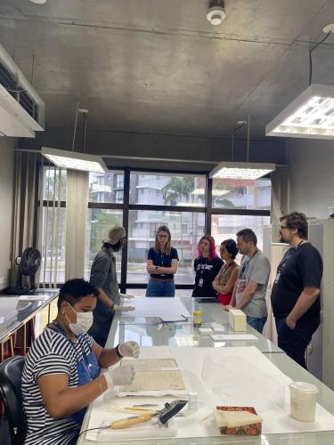 Sabrina Maria da Silva e Willian Henrique Odreski, da Seção de Preservação de Documentos, demonstram os diversos procedimentos técnicos de higienização, reparo, acondicionamento e arrolamento pelos quais passam os documentos do Arquivo Público do Paraná.