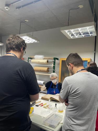 Ana Paula Joukoski, da Seção de Preservação de Documentos, demonstram os diversos procedimentos técnicos de higienização, reparo, acondicionamento e arrolamento pelos quais passam os documentos do Arquivo Público do Paraná.