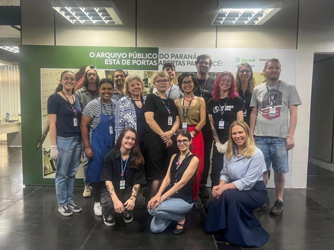 Na foto, equipe do Arquivo Público que realizou a visita técnica e estudantes de Musicologia.