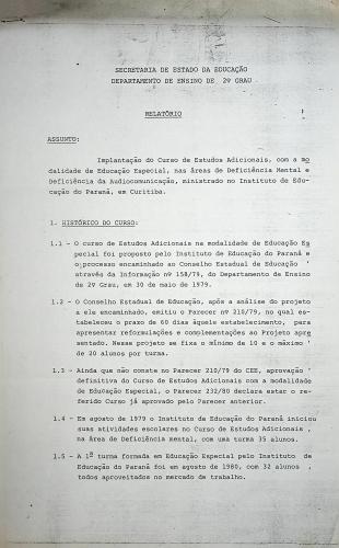 Documento 2 – Curso de Educação Especial no Instituto de Educação do Paraná Relata a criação e implementação do Curso de Estudos Adicionais em Educação Especial, focado em formar professores para trabalhar com alunos com deficiências mentais e auditivas, incluindo informações sobre financiamento e alternativas de pagamento.