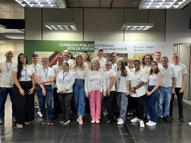 A equipe do Arquivo Público do Paraná se vestiu de branco em apoio ao Janeiro Branco.