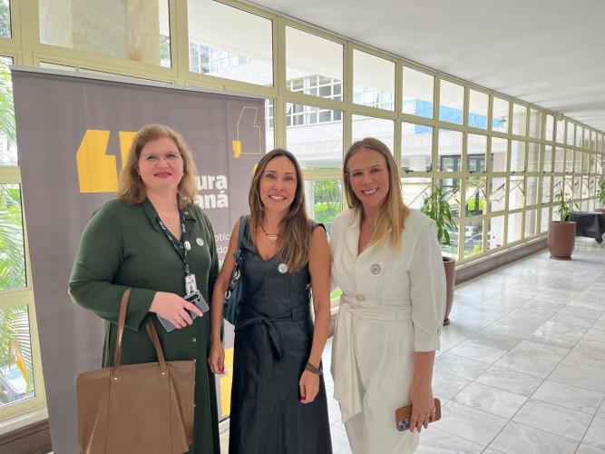 Controladora-geral do Estado, Leticia Ferreira da Silva, com equipe SEAP.