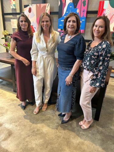 Rita Cassitas, presidente da Academia Feminina de Letras PR e Liana Justus, cadeira n°11.