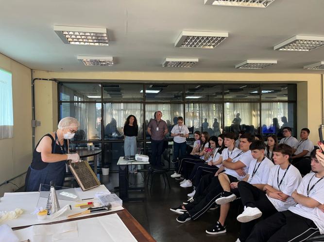 No dia 24 de março de 2025, 35 alunos do 2º ano do  ensino médio, acompanhados pelo professor Fernando Marciniak,  mestre em História, realizaram uma visita técnica ao Departamento de Arquivo Público do Paraná.