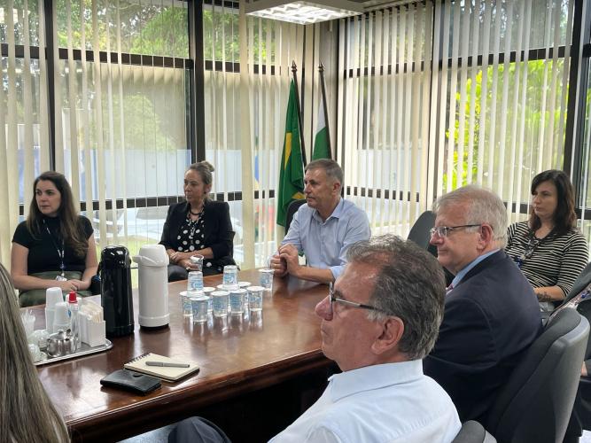 Na última quinta-feira (3), a Secretária de Administração e Previdência, juntamente do Arquivo Público do Paraná, membros da SETI e representantes de (universidades) do Estado, reuniram-se com o TRE-PR para conversar sobre possíveis parcerias, digitalizações e sobre o material do Tribunal Eleitoral que se encontra no Arquivo.