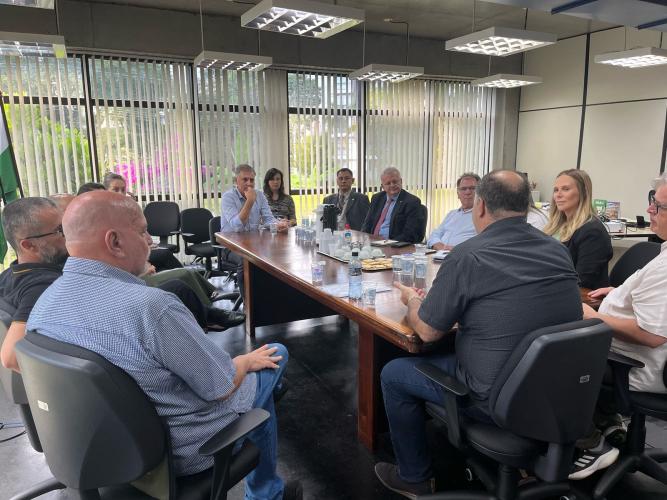 Na última quinta-feira (3), a Secretária de Administração e Previdência, juntamente do Arquivo Público do Paraná, membros da SETI e representantes de (universidades) do Estado, reuniram-se com o TRE-PR para conversar sobre possíveis parcerias, digitalizações e sobre o material do Tribunal Eleitoral que se encontra no Arquivo.