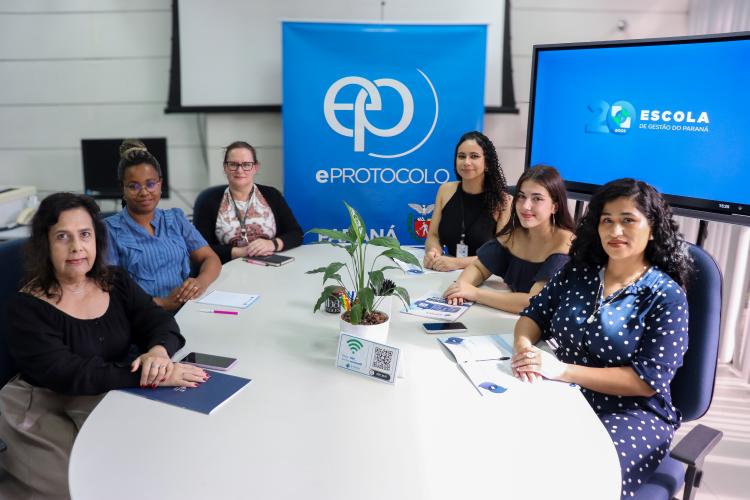 Servidoras debatem capacitação do eProtocolo, com lançamento previsto para maio.