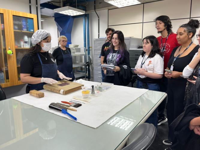 Estudantes da UFPR visitam o Arquivo Público do Paraná