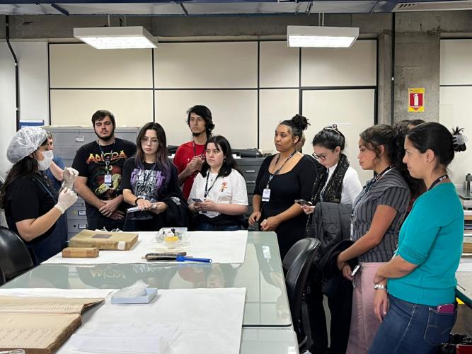 Estudantes da UFPR visitam o Arquivo Público do Paraná