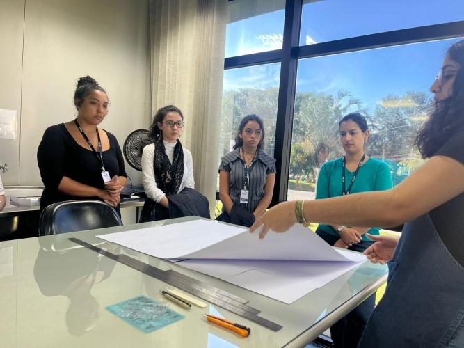 Estudantes da UFPR visitam o Arquivo Público do Paraná