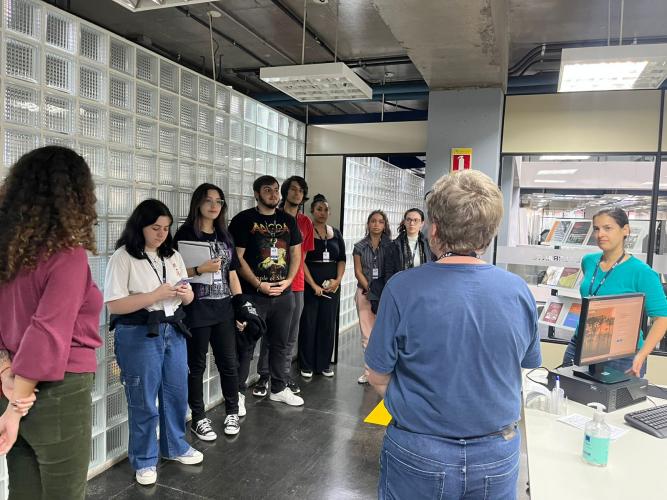 Estudantes da UFPR visitam o Arquivo Público do Paraná