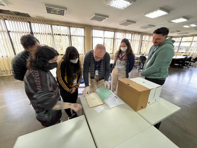 Arquivo Público do Paraná recebe visita de alunos de Educação Física da UFPR