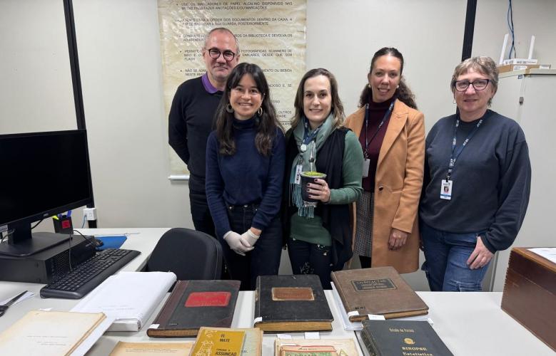 Erva-Mate como Patrimônio e Ponte Cultural: Pesquisadora Suíça Visita o Arquivo Público do Paraná para Estudo Internacional.