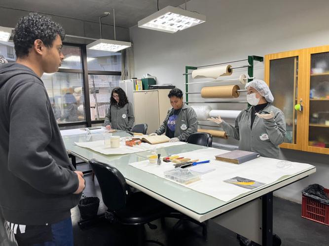 Arquivo Público do Paraná recebe visita técnica de alunos do Senai