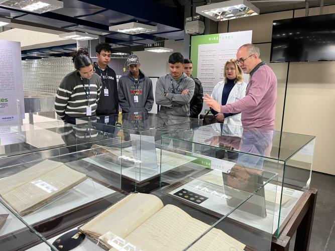 Arquivo Público do Paraná recebe visita técnica de alunos do Senai