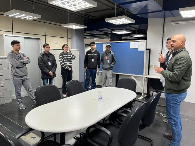 Arquivo Público do Paraná recebe visita técnica de alunos do Senai