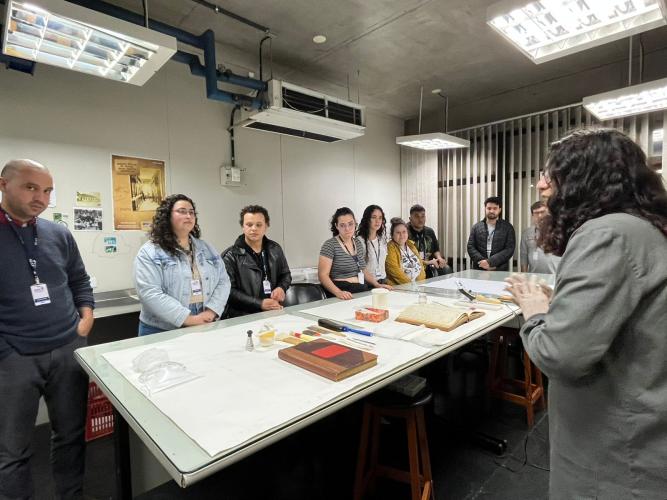 Estudantes de História da PUC visitam o Arquivo Público do Paraná