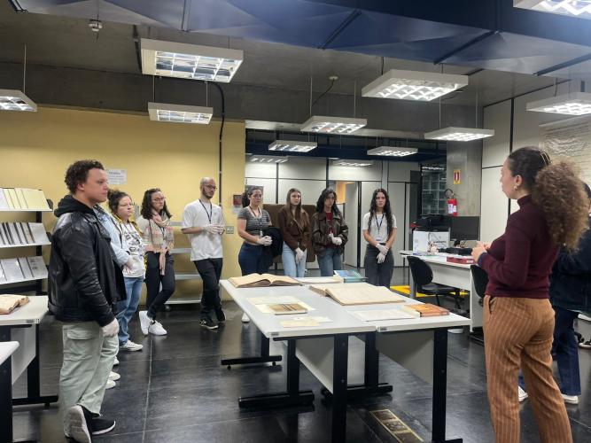 Estudantes de História da PUC visitam o Arquivo Público do Paraná