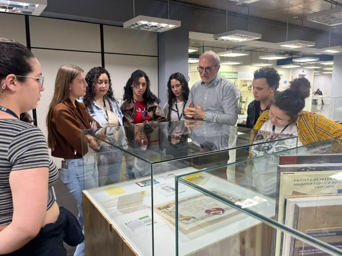 Estudantes de História da PUC visitam o Arquivo Público do Paraná