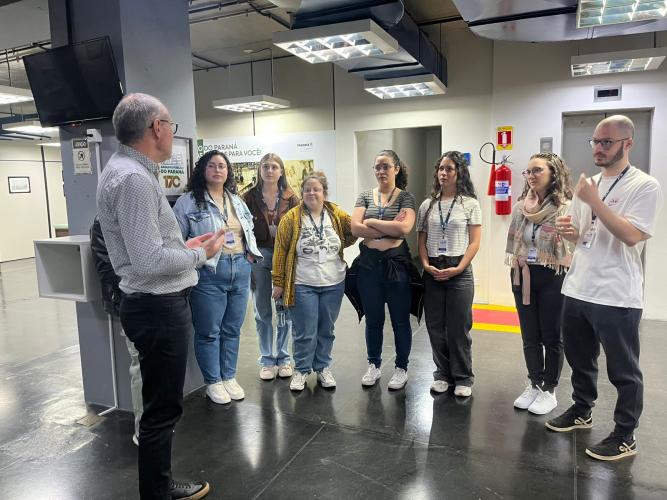 Estudantes de História da PUC visitam o Arquivo Público do Paraná