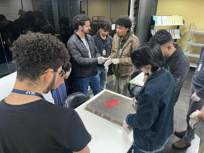 Estudantes de História da PUC visitam o Arquivo Público do Paraná