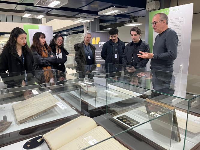 Estudantes de História da PUC visitam o Arquivo Público do Paraná