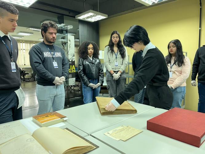 Estudantes de História da PUC visitam o Arquivo Público do Paraná