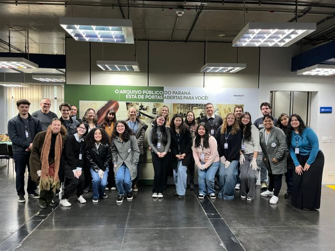 Estudantes de História da PUC visitam o Arquivo Público do Paraná
