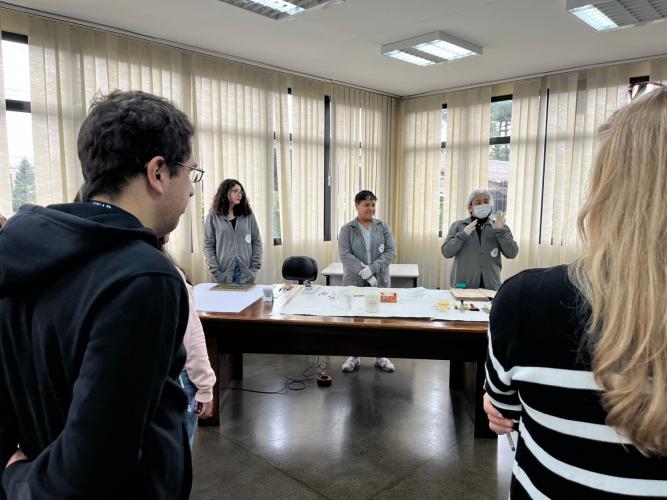 Estudantes de História da PUC visitam o Arquivo Público do Paraná