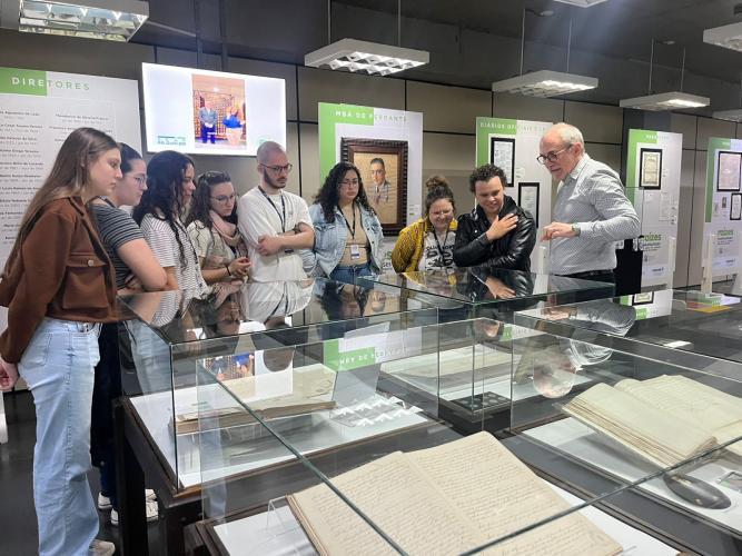 Estudantes de História da PUC visitam o Arquivo Público do Paraná