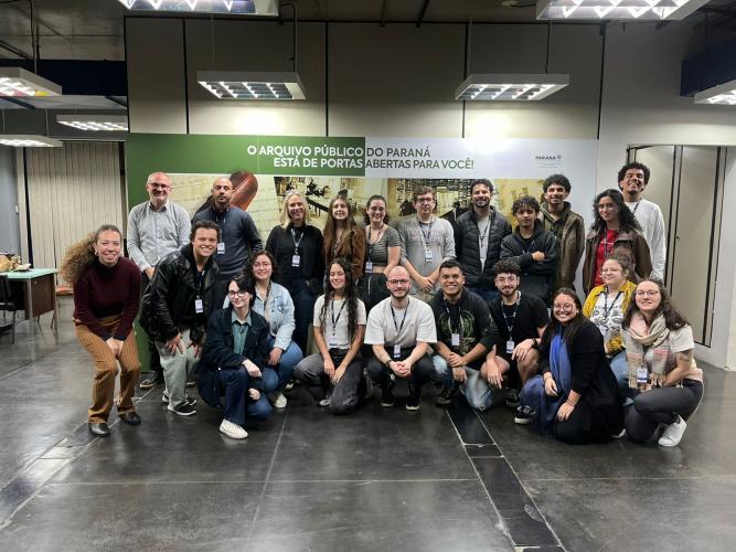 Estudantes de História da PUC visitam o Arquivo Público do Paraná