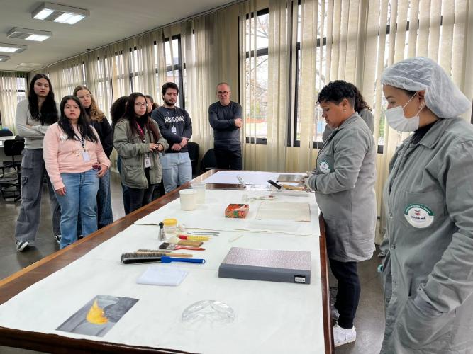 Estudantes de História da PUC visitam o Arquivo Público do Paraná
