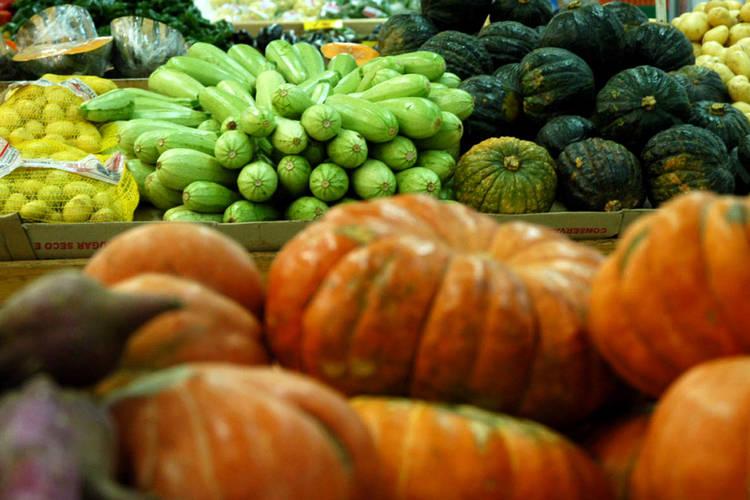 Governo do Estado promove pregões para hortifrutigranjeiros Compras nas regiões onde os produtos serão consumidos fomentam as economias locais, reduzem custos com fretes e privilegiam a sazonalidade