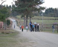 Crianças chegando da escola