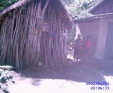 Vista parcial de casa de varas justapostas, construída na comunidade.Foto: Eunice de PaulaData: setembro de 2009