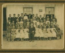 Registro histórico numa sala de aula no Estado do Paraná, com a presença do professores e alunos Poloneses.
