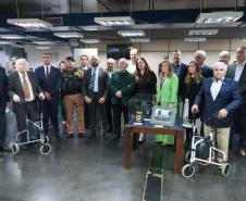 Foto oficial com todas as autoridades presentes, incluindo militares da ativa e aposentados.