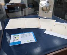 Lei de Criação do Brasão de Armas do Estado do Paraná O brasão original do Estado foi criado por Alfredo Emílio Andersen e toda a sua descrição e simbolismos foram explicados no documento.
