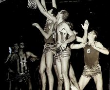 Equipe Brasileira de basquete em disputa com a União Soviética (Helsinki- 1952)