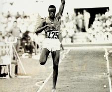 campeão olímpico em salto em distancia, Ralph Boston U.S.A. Quebrando o recorde com um salto de 8 metros. (Helsinki 1952)