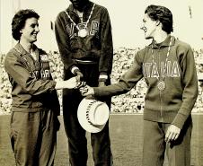 Campeã olímpica de 100 metros rasos Record mundial  olímpica Wilma Rudolf U.S.A. Vice campeã Doroty Hyman- United Kingdon e 3 lugar Giuseppina leone -Itália.