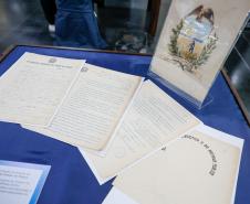 Lei de Criação do Brasão de Armas do Estado do Paraná O brasão original do Estado foi criado por Alfredo Emílio Andersen e toda a sua descrição e simbolismos foram explicados no documento. 