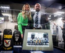 Secretario de Segurança Publica do Estado do Paraná Coronel Hudson Leôncio Teixeira cumprimenta a Diretora do Arquivo Publico Kassia Cavalari Basso.